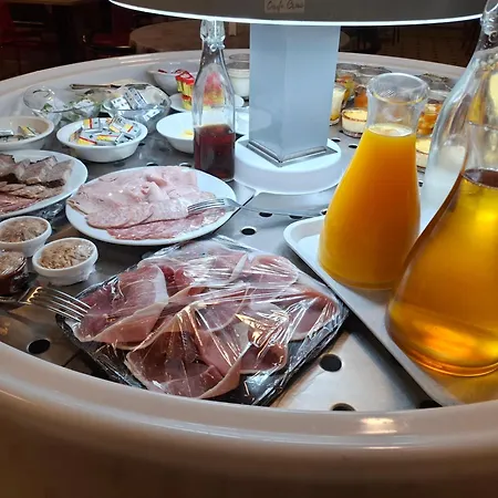 מלון Logis & Restaurant De La Barque ביומונט-סור-סרטה