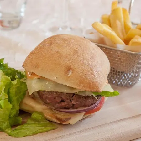 Logis & Restaurant De La Barque 2* Beaumont-sur-Sarthe