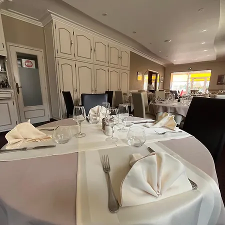 Logis & Restaurant De La Barque 2* ボーモン・シュル・サルト