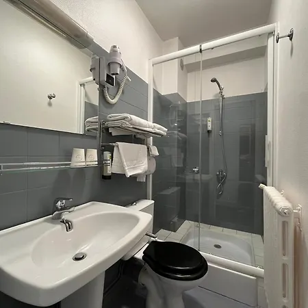 Hotel Logis & Restaurant De La Barque 2*