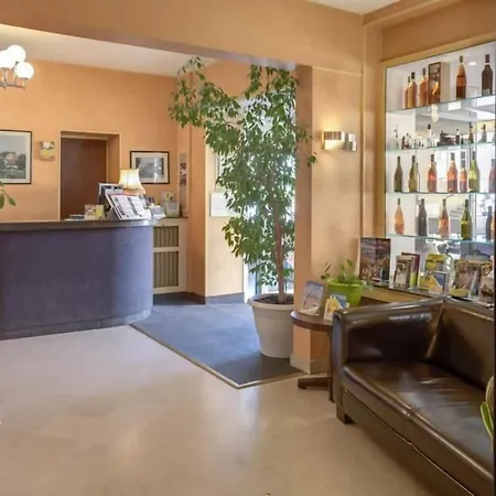 מלון Logis & Restaurant De La Barque ביומונט-סור-סרטה