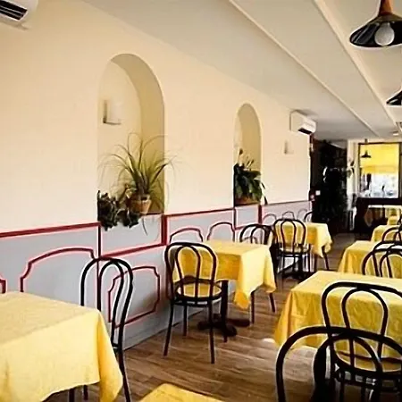 Logis Hotel & Restaurant De La Barque 2* Beaumont-sur-Sarthe