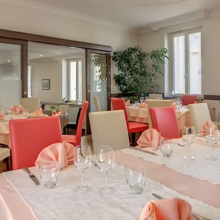 Hotel Logis & Restaurant De La Barque 2*