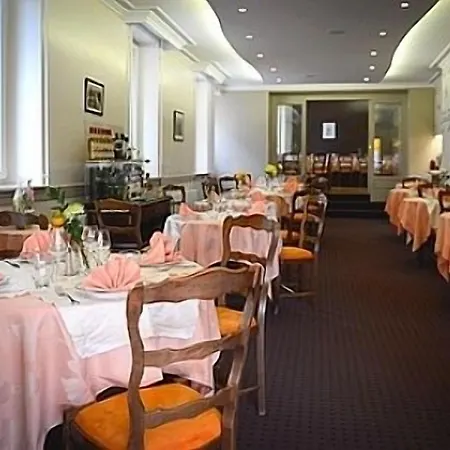 Hotel Logis Hotel & Restaurant De La Barque 2*
