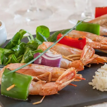 מלון Logis & Restaurant De La Barque 2*