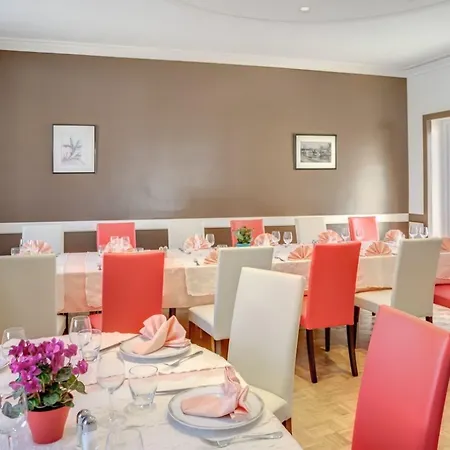 Logis & Restaurant De La Barque فندق 2*