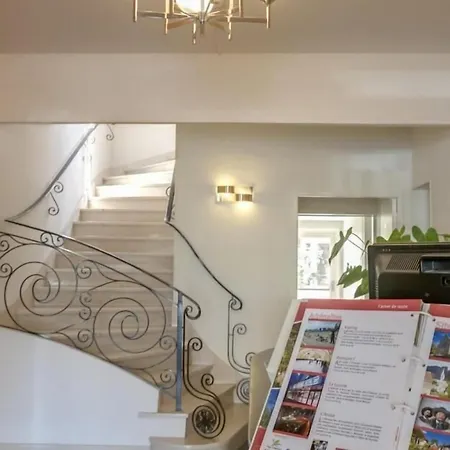 Logis & Restaurant De La Barque מלון