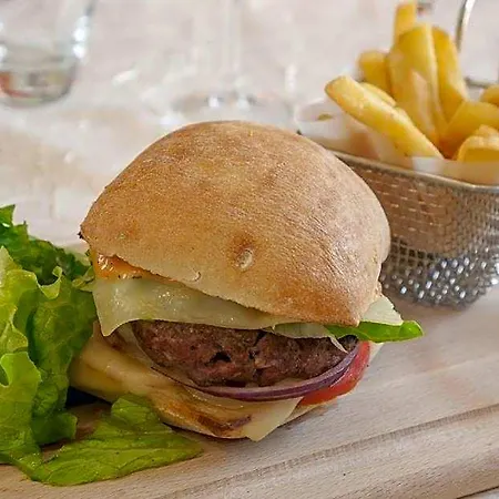 Hotel Logis Hotel & Restaurant De La Barque 2*