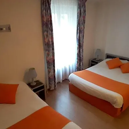 فندق Logis & Restaurant De La Barque 2*