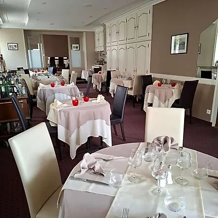 Hotel Logis Hotel & Restaurant De La Barque 2*