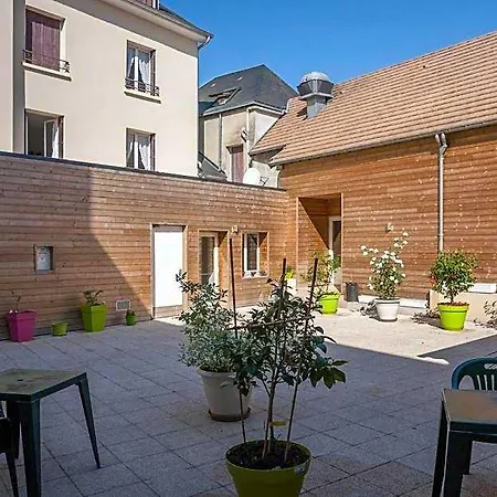 Logis Hotel & Restaurant De La Barque 2*
