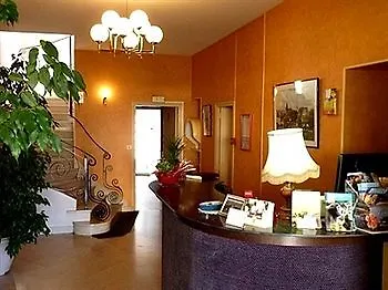 Logis & Restaurant De La Barque فندق