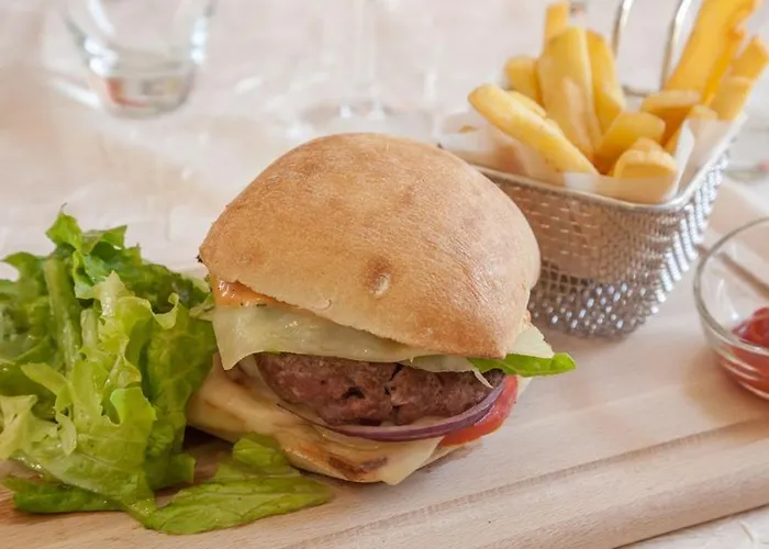 Logis Hotel & Restaurant De La Barque 2* Beaumont-sur-Sarthe