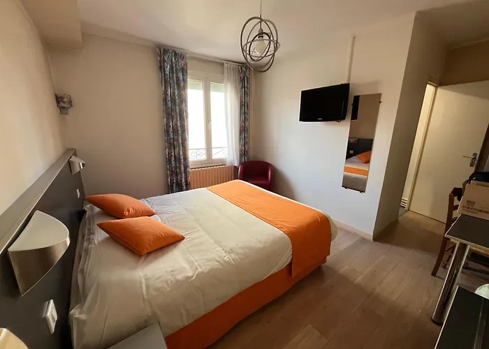 Hotel Logis Hotel & Restaurant De La Barque