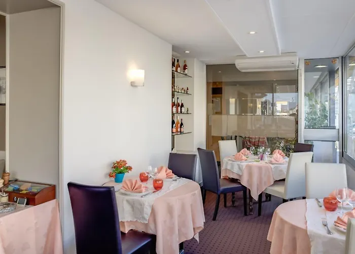 Hotel Logis Hotel & Restaurant De La Barque