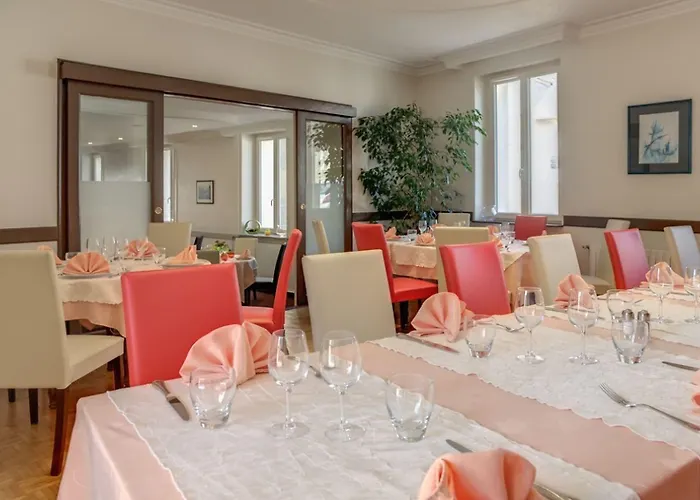 Hotel Logis Hotel & Restaurant De La Barque 2*