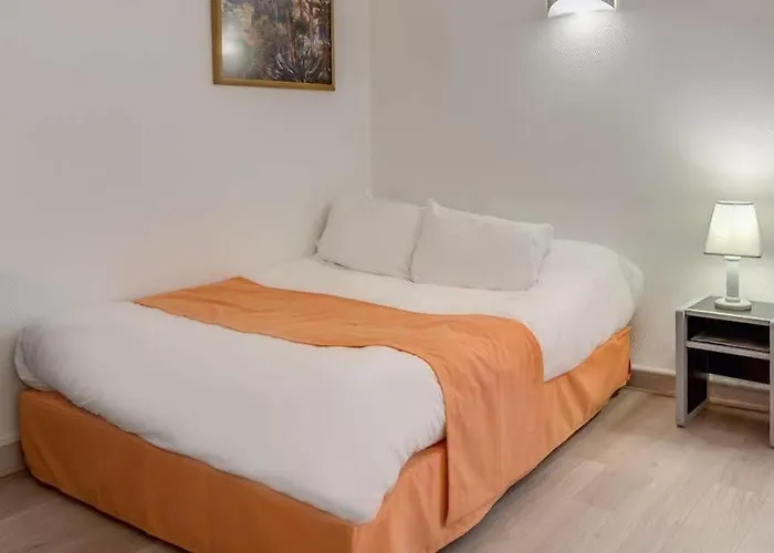 Logis Hotel & Restaurant De La Barque 2*